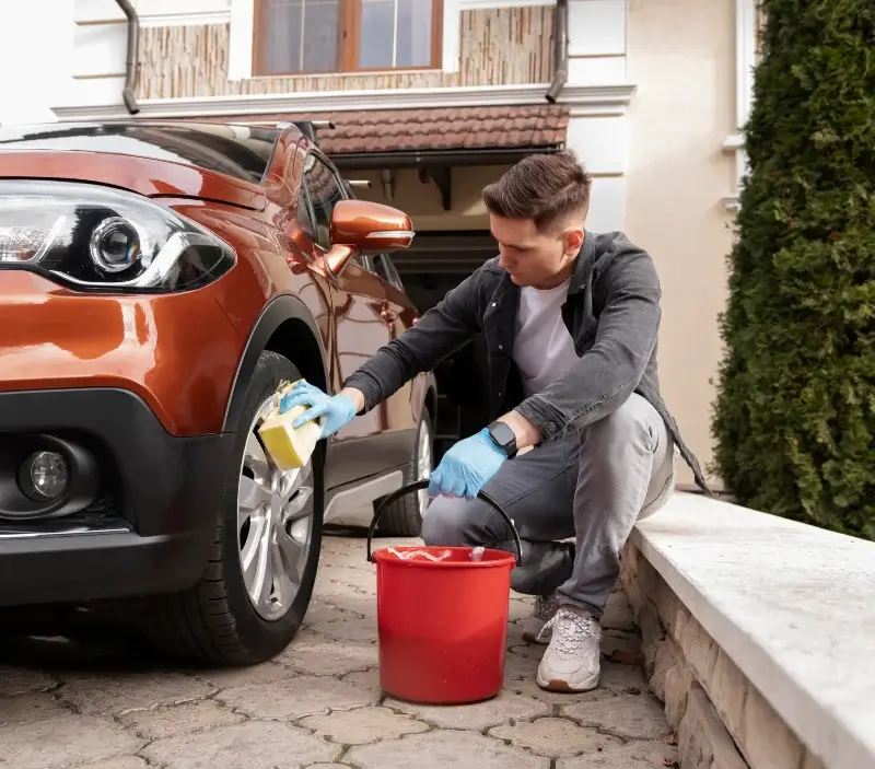 Lavage auto à domicile Les Arcs : professionnel intervenant sur un véhicule